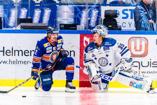 Växjös Teemu Laakso pratar med Leksands målvakt Atte