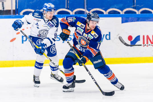 Växjös Geoff Platt jagas av Leksands Lukas Ericsson