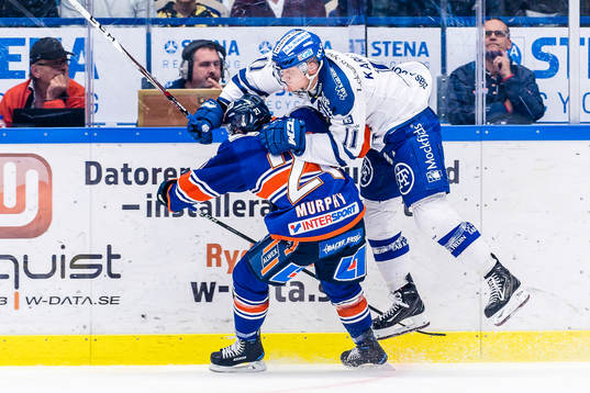 Växjös Cory Murphy tacklar Leksands Martin Karlsson