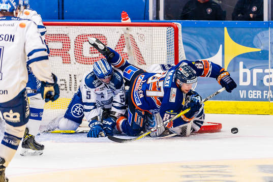 Växjös Robert Rosén och Leksands Ben Youds krockar med