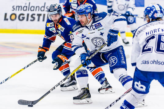 Leksands Jesper Ollas jagas av Växjös Josh Hennessy