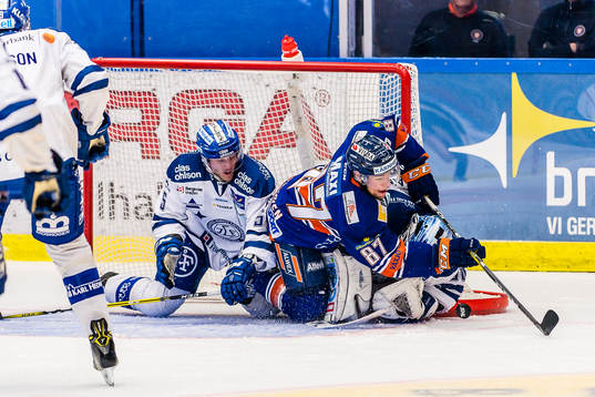Växjös Robert Rosén och Leksands Ben Youds krockar med