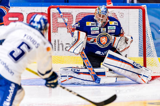Växjös målvakt Viktor Andrén fokuserar på pucken