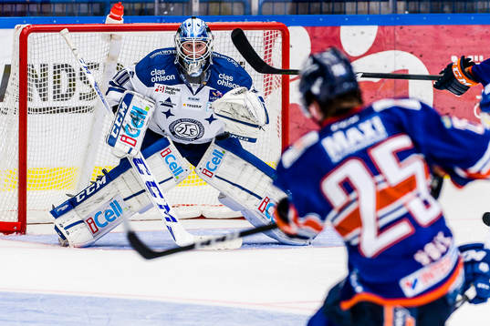 Leksands målvakt Henrik Haukeland fokuserar på pucken