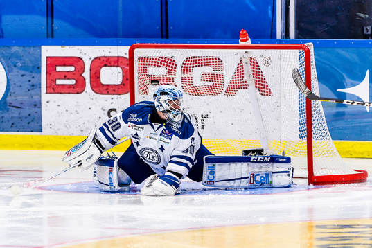 Växjös Dennis Everberg (ej i bild) gör mål 3-1 bakom