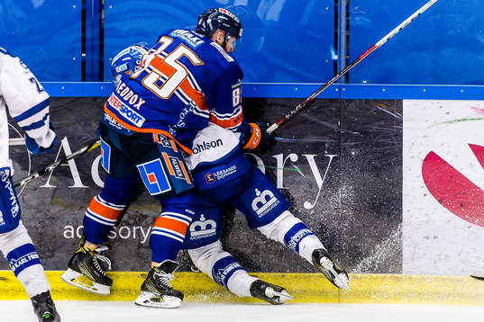 Växjös Liam Reddox tacklar Leksands Nichlas Torp