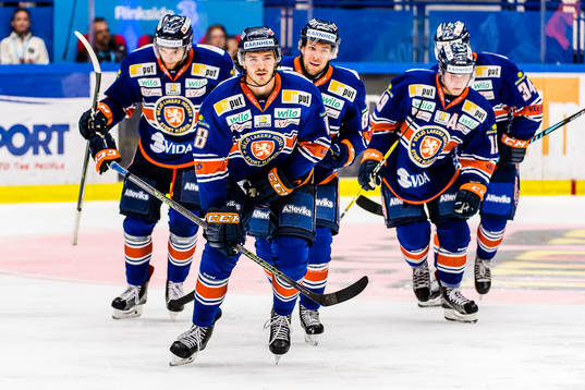 Växjös Dennis Everberg jublar