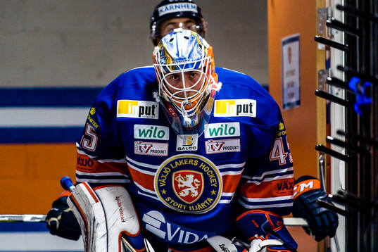 Växjös målvakt Viktor Andrén i spelargången