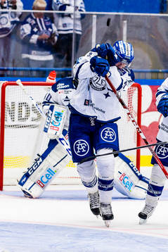 Leksands Joe Piskula blockar skott med handskarna