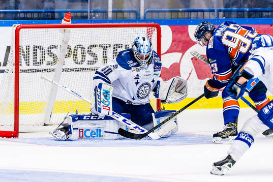 Växjös Sam Marklund gör mål 2-1 mellan benen på