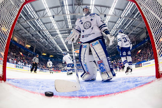 Leksands målvakt Henrik Haukeland deppar och plockar