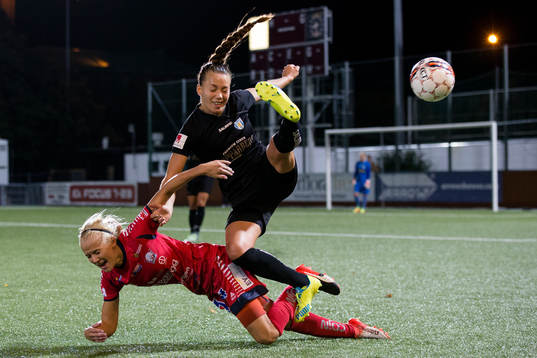 Linköpings Pernille Mosegaard Harder faller