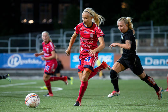 Linköpings Pernille Mosegaard Harder före Göteborgs