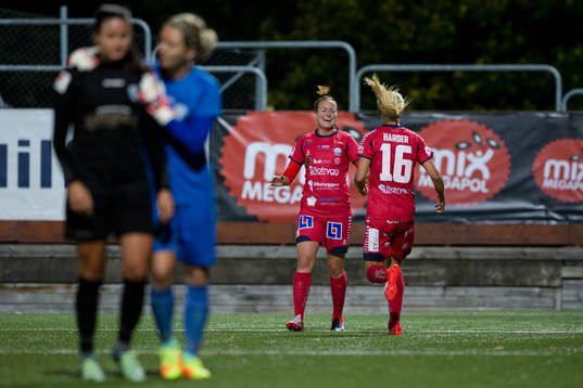 Linköpings Kristine Minde jublar ihop med Pernille