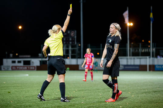 Domare Sara Persson ger Göteborgs Filippa Curmark ett gult
