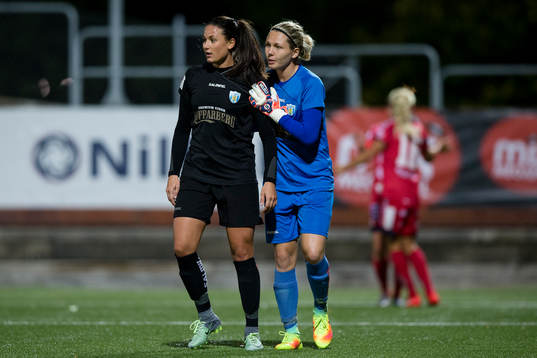 Göteborgs Beata Kollmats och målvakt Jennifer Falk deppar