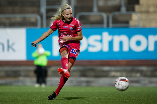 Linköpings Pernille Mosegaard Harder skjuter ett skott