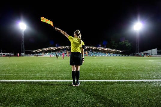 En linjedomare på arena Valhalla IP