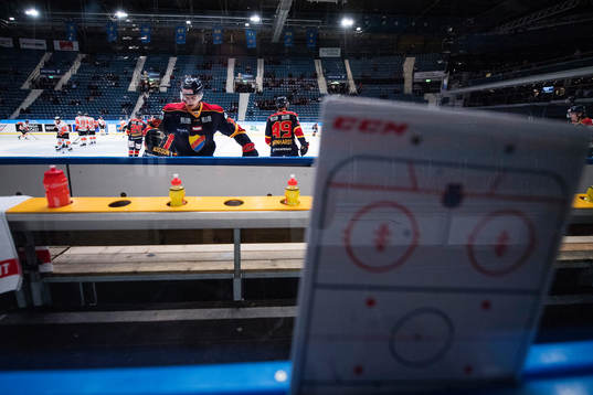 Djurgårdens Daniel Brodin värmer upp