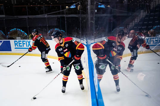 Djurgårdens Jonathan Davidsson  värmer upp