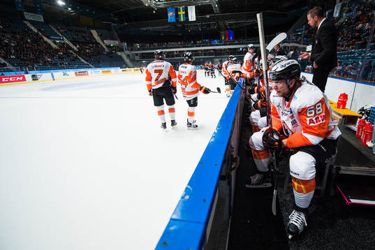 Karlskronas Daniel Gunnarsson på bänken