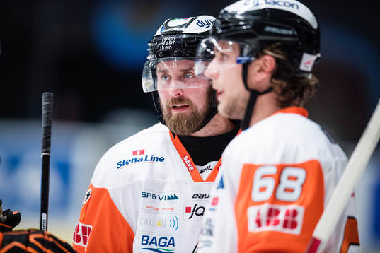 Karlskronas Mattias Karlsson  pratar med Daniel Gunnarsson