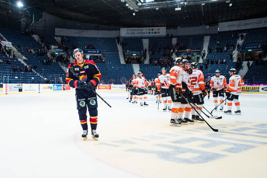 Djurgårdens Daniel Brodin deppar medan Karlskronas spelare