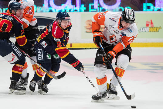 Djurgårdens Jonathan Davidsson  utmanar Karlskronas Marcus