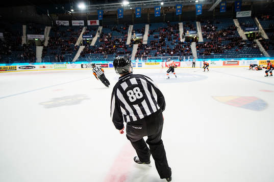 En domare övervakar spelet på Hovet