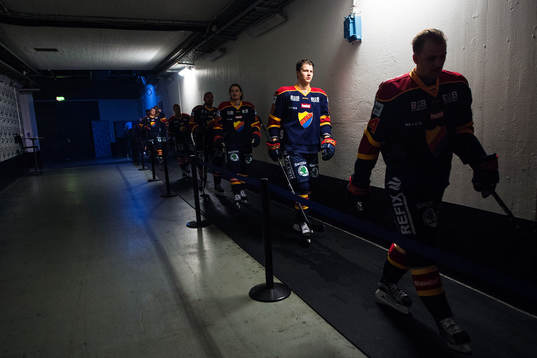 Djurgårdens Adam Ollas Mattsson i spelarkorridoren
