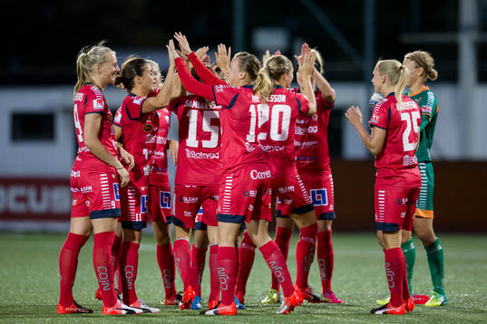 Linköping peppar varandra innan fotbollsmatchen i