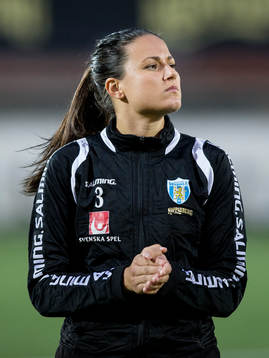 Göteborgs Beata Kollmats innan fotbollsmatchen i