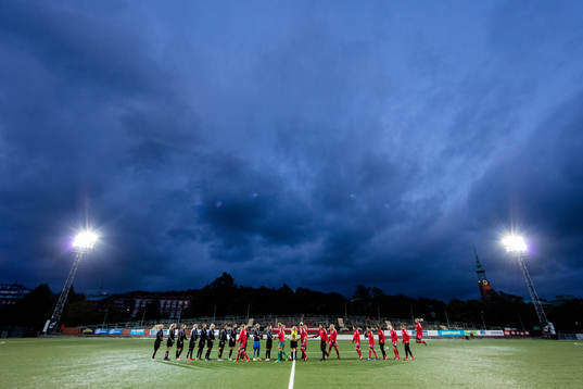 Lagen hälsar innan fotbollsmatchen i Damallsvenskan mellan
