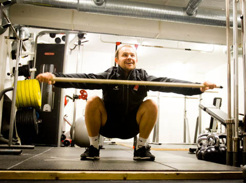 Örebros målvakt Julius Hudacek värmer upp på gymet