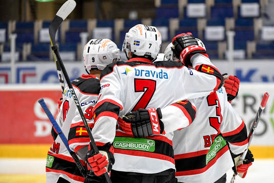 Malmö Redhawks Nils Andersson jublar med lagkamrater