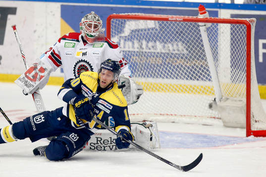 s Martin Thörnberg   framför Frölundas målvakt Johan
