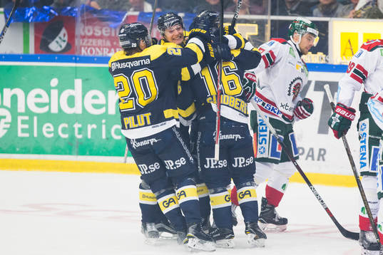 s Lawrence Pilut, Lias Andersson och Filip Sandberg jublar