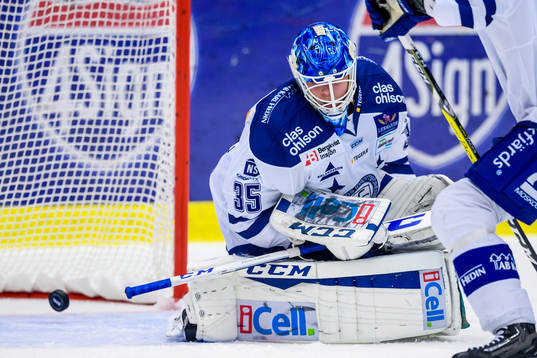 Leksands målvakt Atte Engren tappar in Luleås Anton