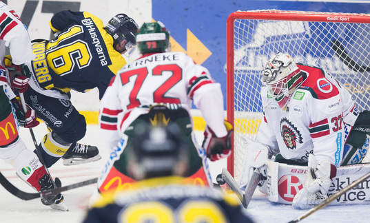 s Filip Sandberg gör 1-0 bakom Frölundas målvakt Johan