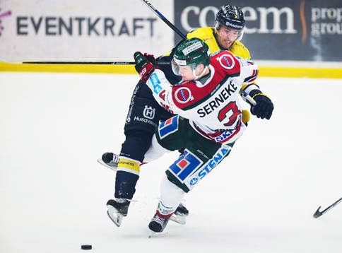 s Dylan Reese tacklar Frölundas Carl Grundström
