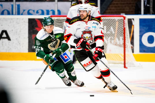 Färjestads Oskar Steen jagar Malmö Redhawks Noah Welch