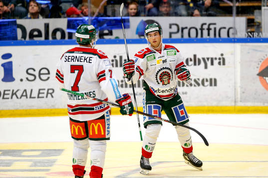 Frölundas Henrik Tömmernes och Casey Wellman jublar