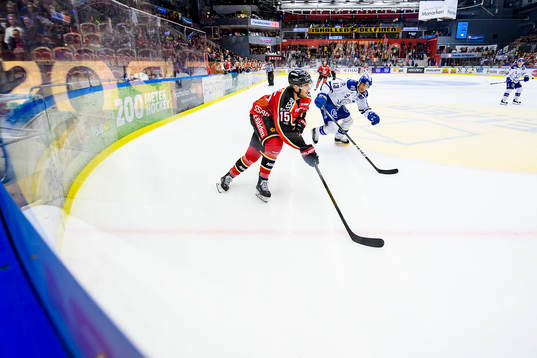 Luleås Christian Jaros med pucken jagas av Leksands Jon