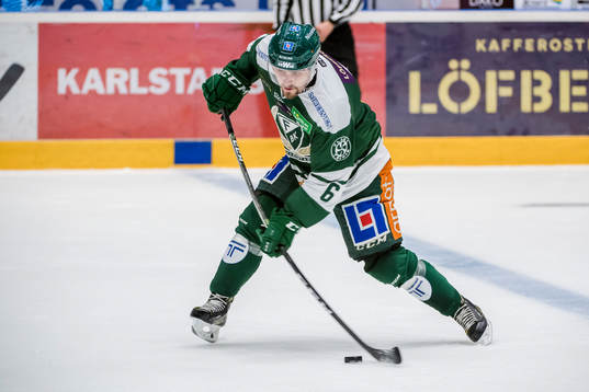 Färjestads Mikael Wikstrand  skjuter skottet som blir