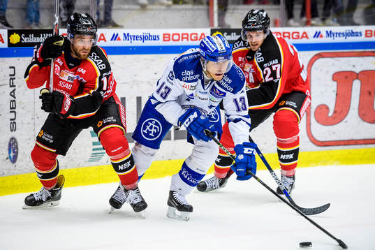 Leksands Jon Knuts med pucken omgiven av Luleås Jacob