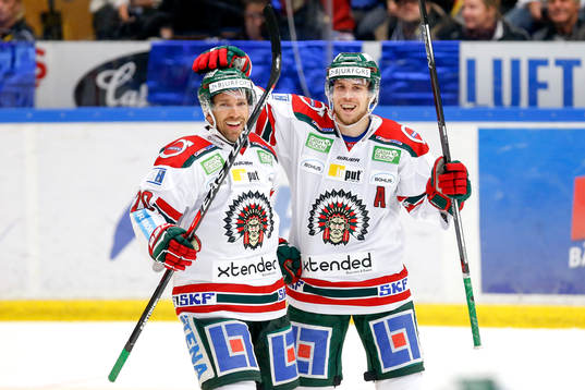 Frölundas Joel Lundqvist och Henrik Tömmernes jublar