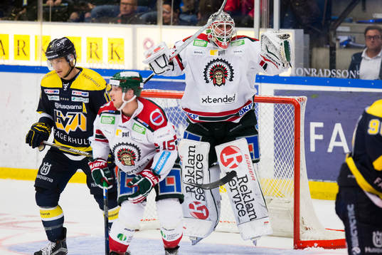 Frölundas målvakt Johan Gustafsson jublar