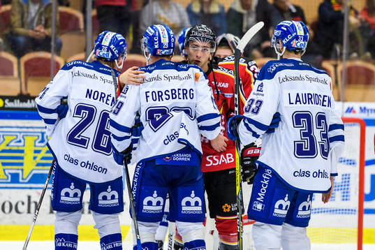 Luleås Johan Forsberg kramar om Leksands Tobias Forsberg