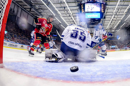 Leksands målvakt Atte Engren tappar in Luleås Anton