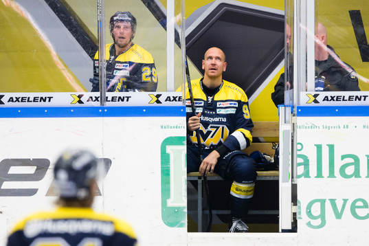 s Chris Abbott och Teemu Laine i utvisningsbåset